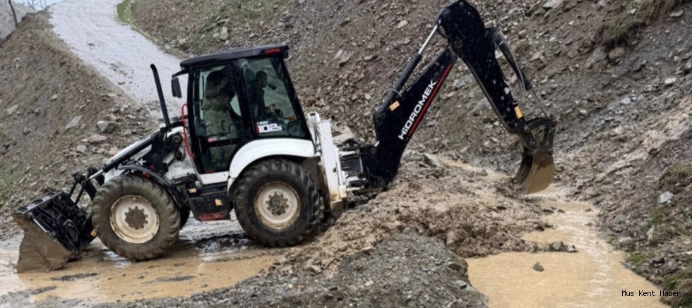 Muş’ta Yağış Sonrası Yol Kaymaları: Ekipler Sahada