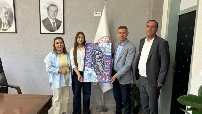Muşlu Öğrenciden Anlamlı Sanat Eseri: “Tezhip ve Çini Motifleri ile Muş Anlatımı” Büyük Beğeni Topladı