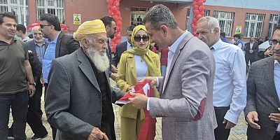 99 Yaşındaki Kore Gazisine Türk Bayrağı Hediyesi Duygulandırdı