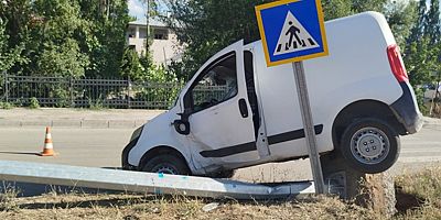 Araç Direğe Çarparak Durdu