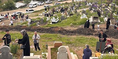 Bayram Öncesi Mezarlıklarda Hüzün ve Dua Bir Arada