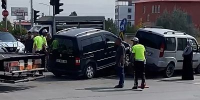 Devlet Hastanesi Kavşağında Kaza: Şans Eseri Yaralanan Olmadı