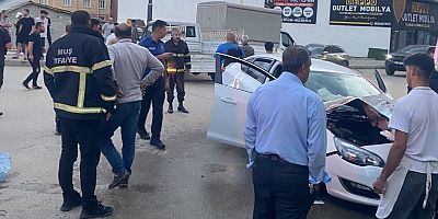 Direksiyon Hakimiyetini Kaybetti, Park Halindeki Araçlara Çarpan Otomobil Alev Aldı