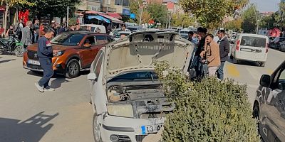 İstasyon Caddesi’nde Trafik Kazası: 2 Hafif Yaralı