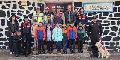Jandarma, Zorlu Dağ Yollarını Aşıp Köy Okulundaki Öğrencilerle Buluştu
