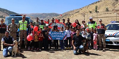 Jandarmadan Öğrencilere Eğitim ve Hediye