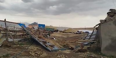 Malazgirt’te Şiddetli Fırtına Ev ve Ahırların Çatısını Uçurdu
