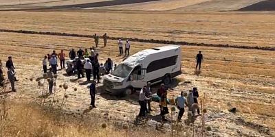 Malazgirt yolunda minibüs şarampole yuvarlandı: 10 yaralı