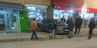 Murat Paşa’da Boşta Unutulan Araç Geri Geri Gelip İş Yerinin Duvarına Çarptı