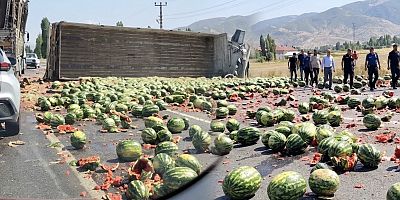 MUŞ-BİTLİS KARAYOLUNDA KARPUZ YÜKLÜ TIR DEVRİLDİ