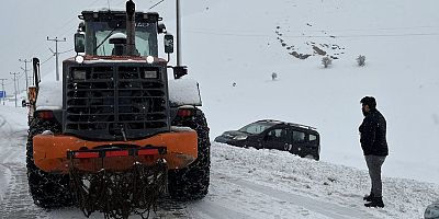 Muş–Bitlis Yolunda Kara Saplanan Araç Kurtarıldı