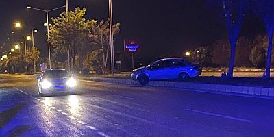 MUŞ-BİTLİS YOLUNDA KAZA: OTOMOBİL REFÜJE ÇIKARAK DURABİLDİ