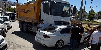Muş Devlet Hastanesi Kavşağında Kamyon ile Otomobil Çarpıştı