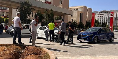 Muş Devlet Hastanesi Önünde Maddi Hasarlı Trafik Kazası