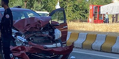 Muş Müftülüğü Önünde Trafik Kazası: 2 Kişi Hafif Yaralandı