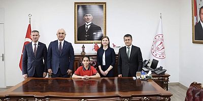 Muş’ta 23 Nisan Coşkusu: Valilik Makamı Minik Zeynep’e Emanet