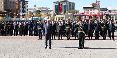Muş’ta 29 Ekim Cumhuriyet Bayramı’nın 102. kuruluş yıl dönümü dolayısıyla çelenk sunma töreni düzenlendi.