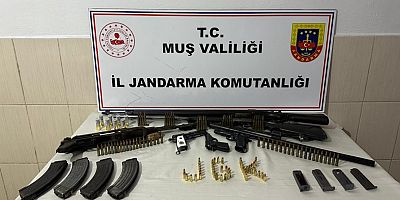 Muş’ta adli aramada çok sayıda silah ve mühimmat ele geçirildi