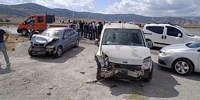 Muş’ta Altınova Yolu Kavşağı’nda iki otomobil çarpıştı
