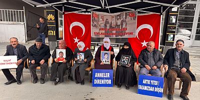Muş’ta Evlat Nöbeti Sürüyor: Aileler DEM Parti Önünde Eylem Yaptı