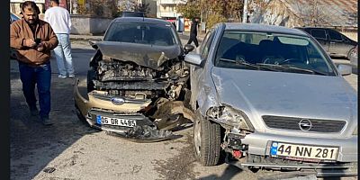 Muş’ta Halk Eğitim Merkezi Önünde Maddi Hasarlı Kaza