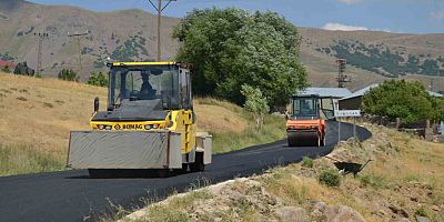 Muş’ta Kavurucu Sıcakta Asfalt Mesaisi