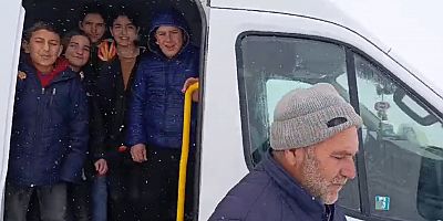 Muş’ta Öğrenci Servisi Kara Saplandı, Ekipler Kurtardı