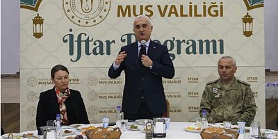 Muş Valisi Avni Çakır, şehit aileleri ve gazilerle iftarda bir araya geldi. 