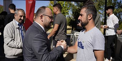 Rektör Öğrencileri Kapıda Karşıladı