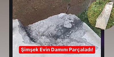 Şimşek Evin Damını Parçaladı!