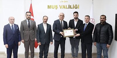 Trafikte Zamana Karşı Yarışan Taksiciye Vali’den Anlamlı Ödül