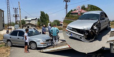 Tren Otomobile çarptı 2 kişi yaralandı