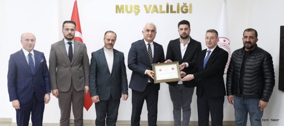 Trafikte Zamana Karşı Yarışan Taksiciye Vali’den Anlamlı Ödül