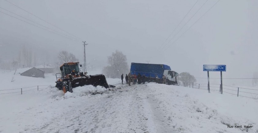 Varto’da Karla Mücadelede Kaza: Loder’e Tır Çarptı