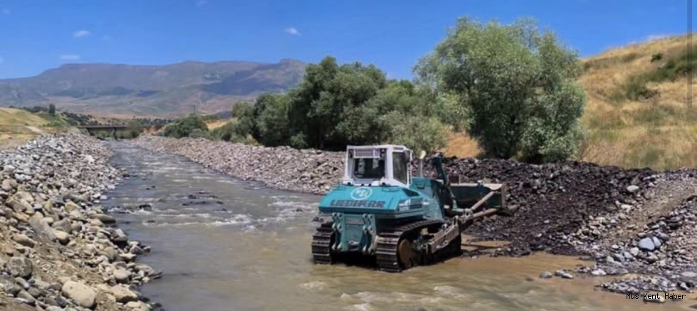 Varto’da Taşkın Koruma Çalışmaları Sürüyor
